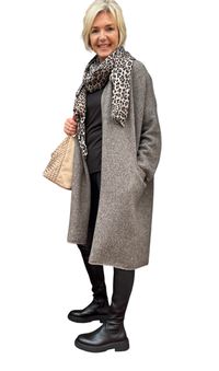 Neuer Cardigan von Narli 269 &euro;, Viskoseschal Leoprint 15 &euro;, Overknee von Homers 339 &euro;